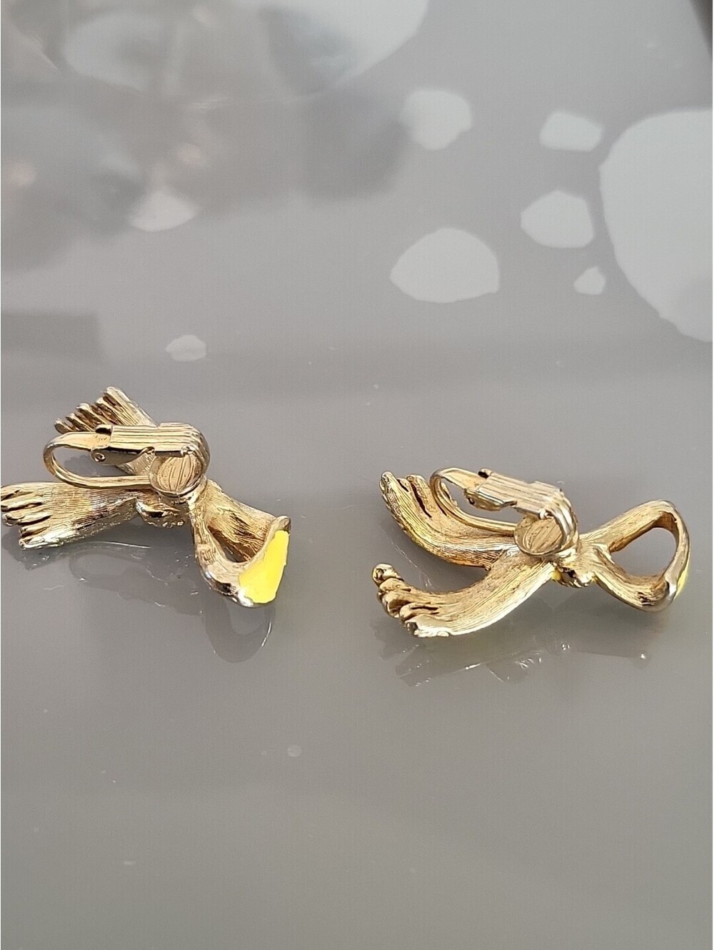 Vintage Gold Tone Yellow Scarf Enamel Ornate Clip-On Earrings Beautiful K46 - Picture 9 of 9